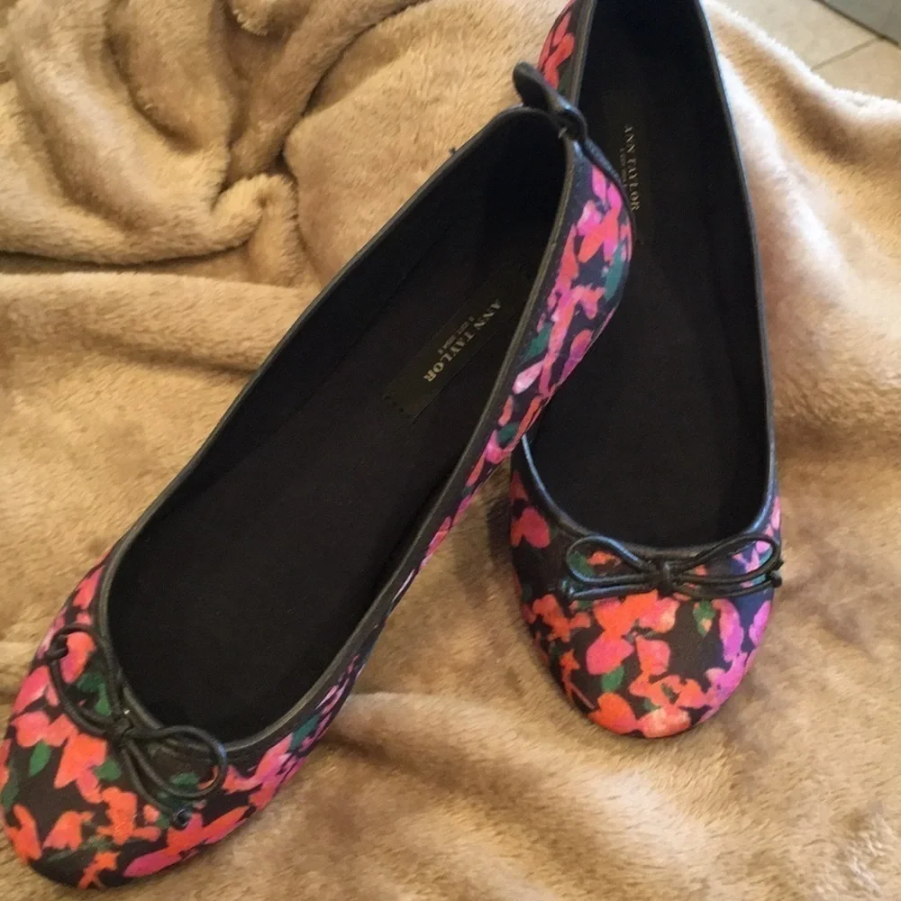 Ann Taylor Ballet Bow Front Flats Floral Womans Size 6